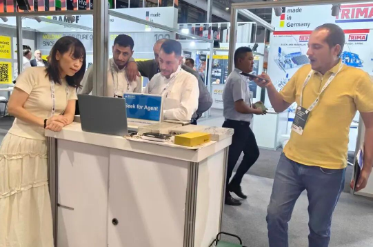 Overseas clients inquiring about Silver Horse block making machine